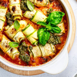 Zucchini-Röllchen mit Frischkäsefüllung in Tomatensoße