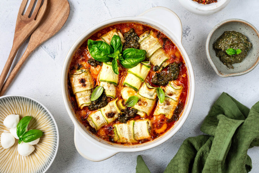 Zucchini-Röllchen mit Frischkäsefüllung in Tomatensoße