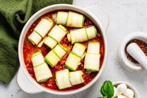 Zucchini-Röllchen mit Frischkäsefüllung in Tomatensoße