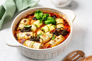 Zucchini-Röllchen mit Frischkäsefüllung in Tomatensoße