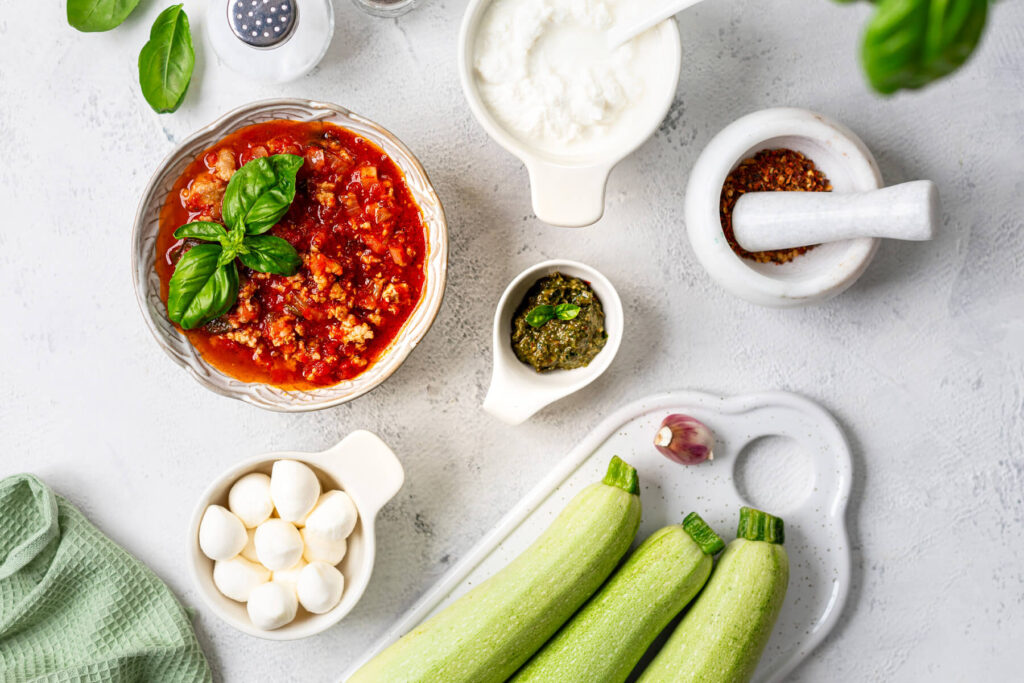 Zucchini-Röllchen mit Frischkäsefüllung in Tomatensoße