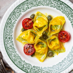 Zweifarbige Tortelloni Pasta mit Garnelen, Ricotta & Zitronenbutter