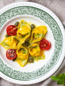 Zweifarbige Tortelloni Pasta mit Garnelen, Ricotta & Zitronenbutter