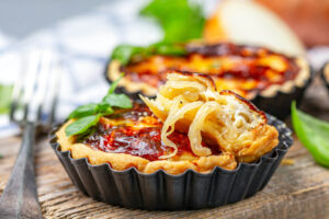 Zwiebel-Mini-Tartelettes mit Käse