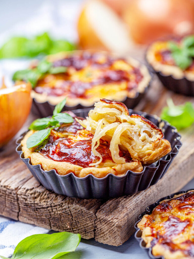 Zwiebel-Mini-Tartelettes mit Käse