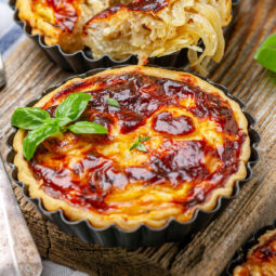 Zwiebel-Mini-Tartelettes mit Käse