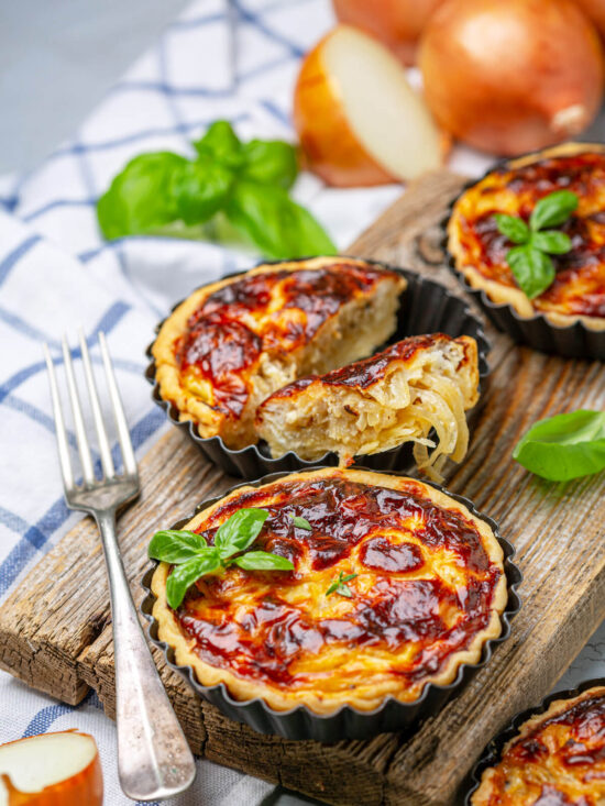 Zwiebel-Mini-Tartelettes mit Käse