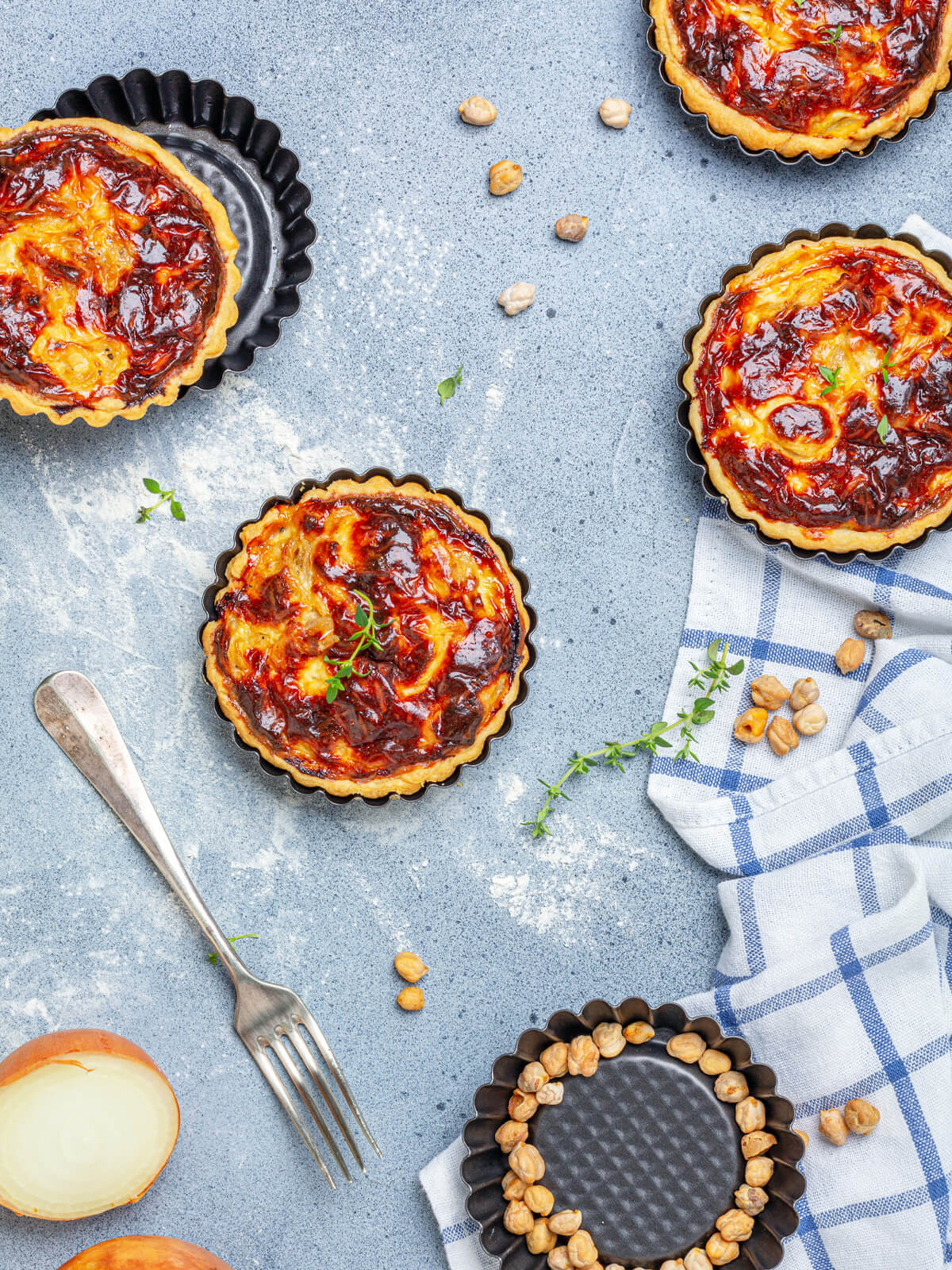 Zwiebel-Mini-Tartelettes mit Käse