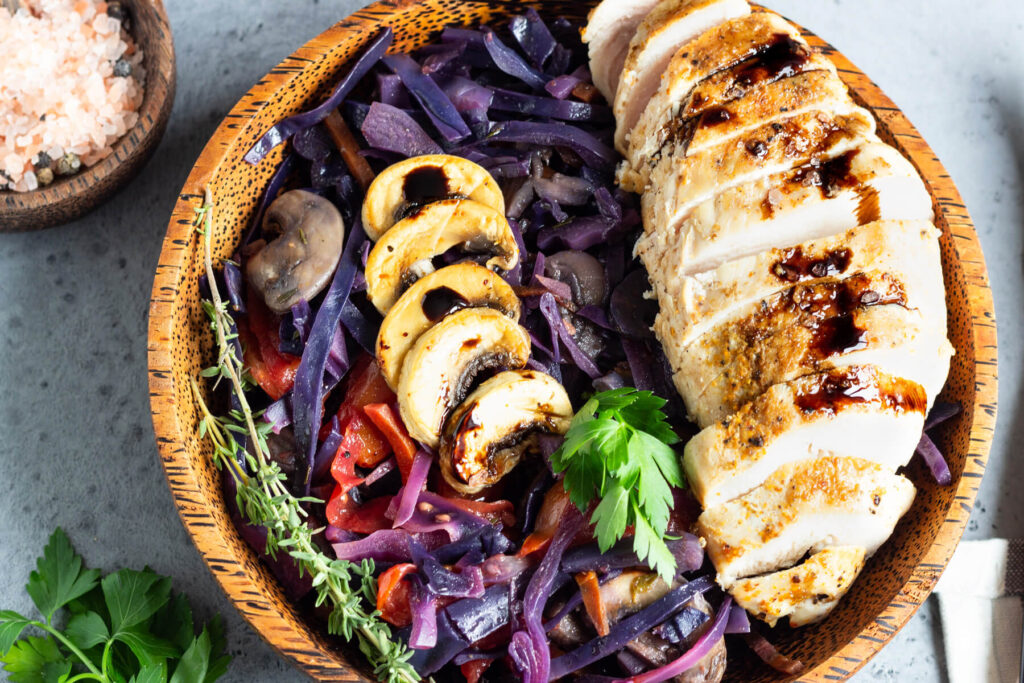 Hähnchenbrust mit geschmortem Rotkohl und Champignons
