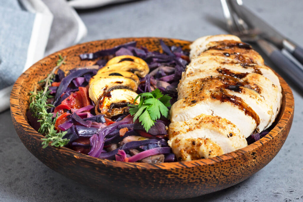 Hähnchenbrust mit geschmortem Rotkohl und Champignons