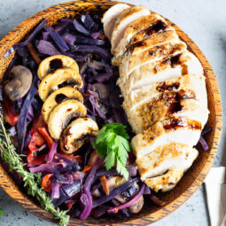 Hähnchenbrust mit geschmortem Rotkohl und Champignons