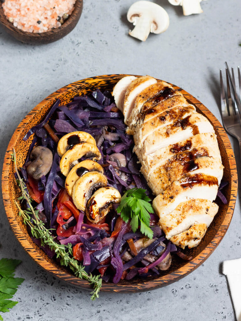 Hähnchenbrust mit geschmortem Rotkohl und Champignons