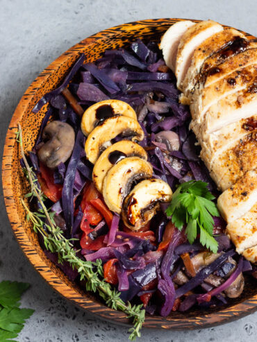 Hähnchenbrust mit geschmortem Rotkohl und Champignons
