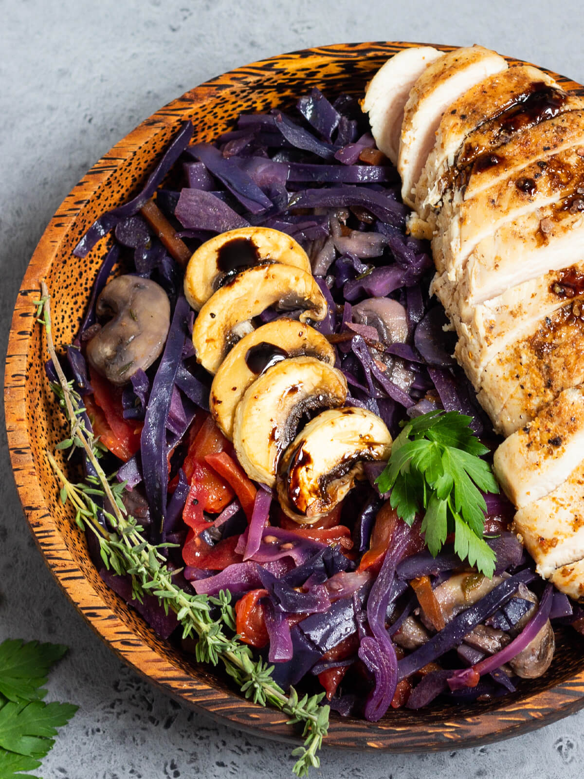 Hähnchenbrust mit geschmortem Rotkohl und Champignons