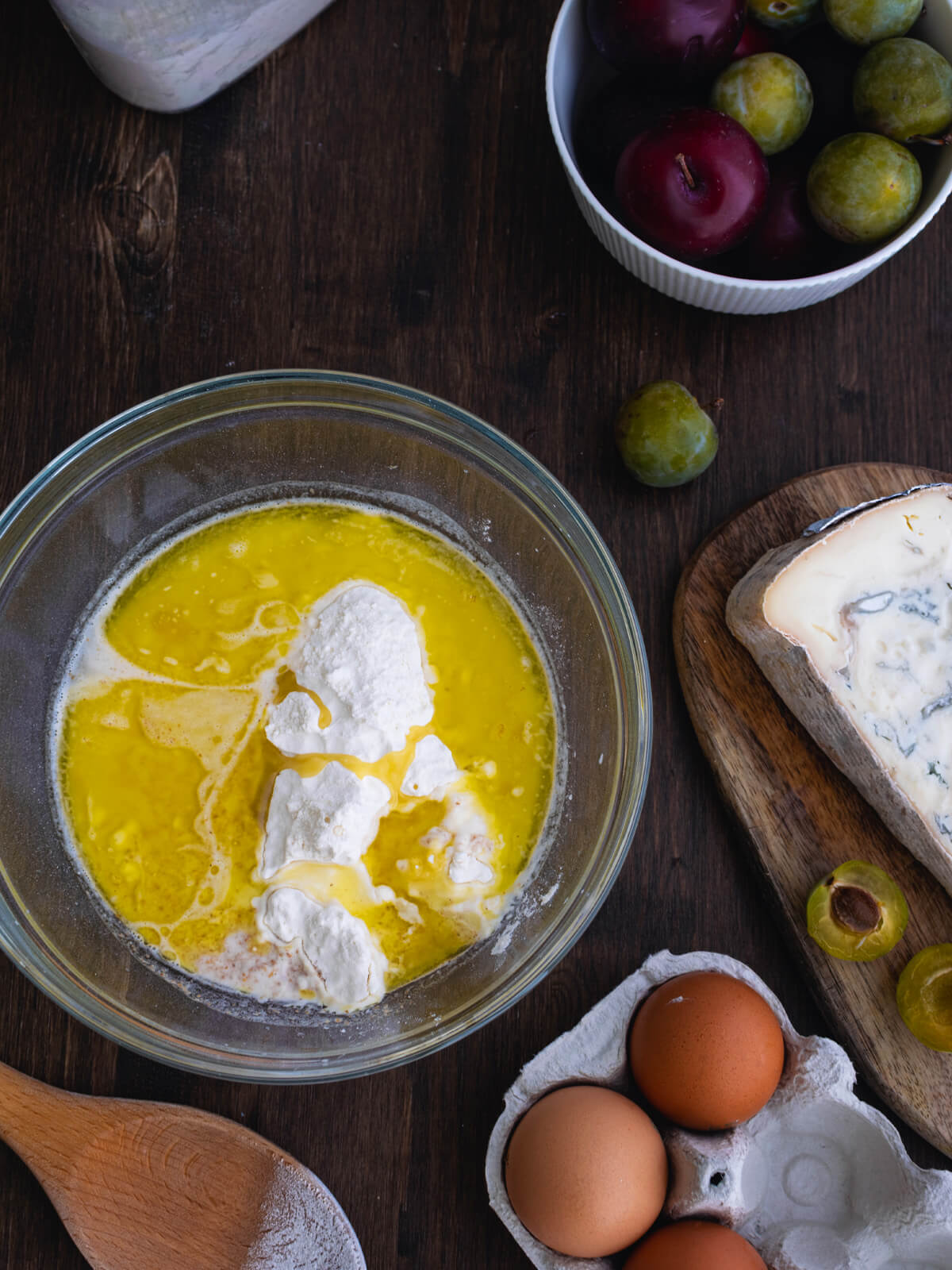 Pflaumentarte mit Gorgonzola auf Vollkorn-Mürbeteig