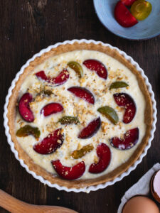 Pflaumentarte mit Gorgonzola auf Vollkorn-Mürbeteig