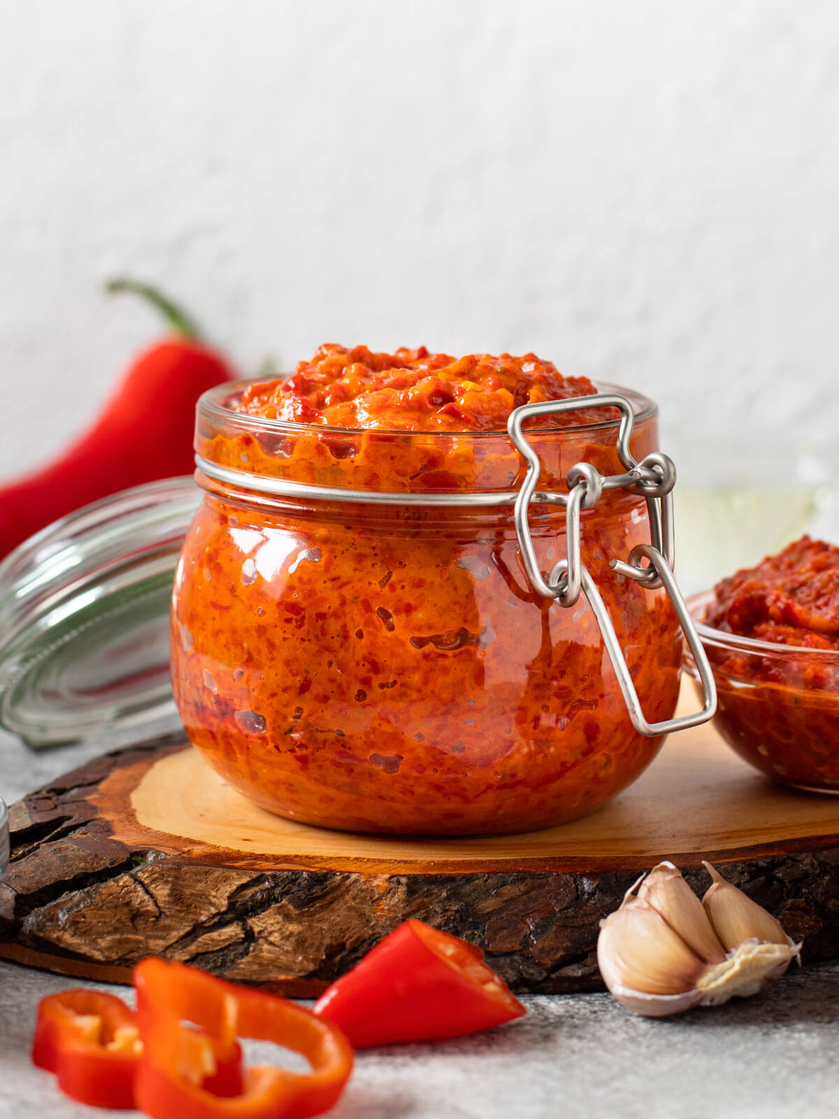 Ajvar in Weck-Glas im Detail mit Chili und Knoblauch