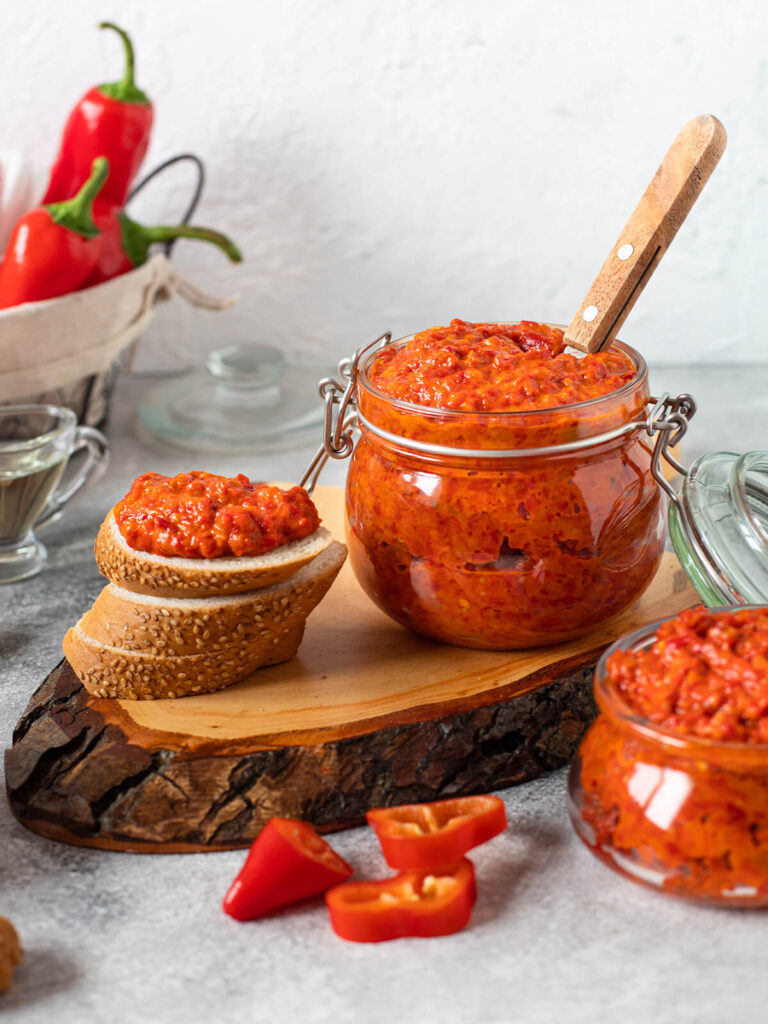 Hausgemachtes Ajvar im Glas mit Holzlöffel