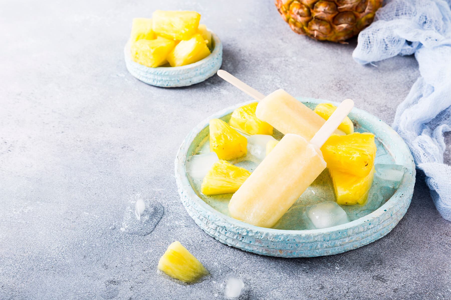 Ananas-Kokos-Stieleis-Masse goldgelb in Stieleis-Formen gefüllt