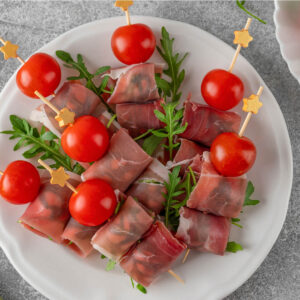 Antipasti-Spieße mit Mozzarella und Serrano