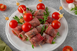 Antipasti-Spieße angerichtet