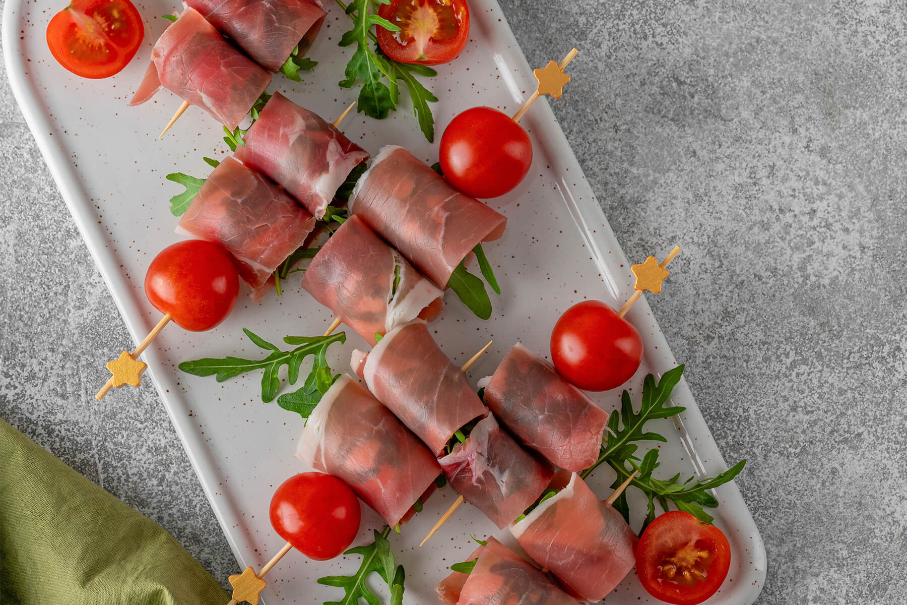 Antipasti-Spieße serviert