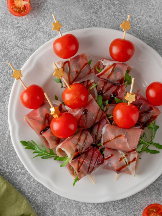 Antipasti-Spieße angerichtet