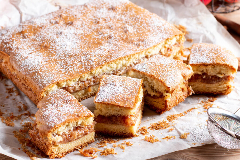 Apfel-Biskuitkuchen Stücke mit Puderzucker