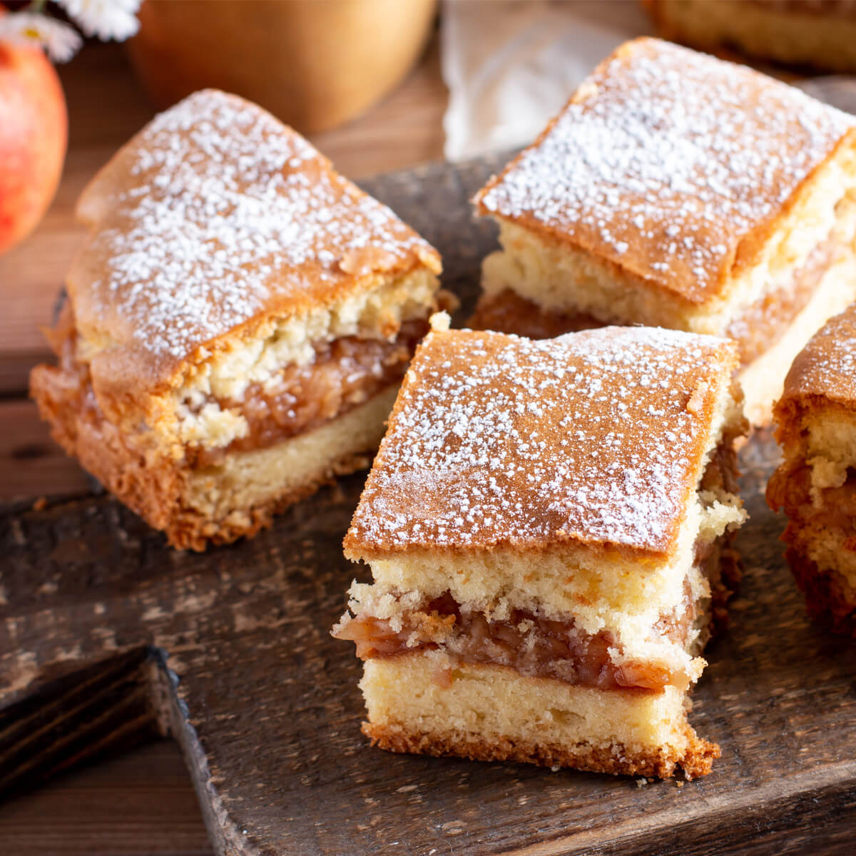 Apfel-Biskuitkuchen Anschnitt mit Apfelfüllung
