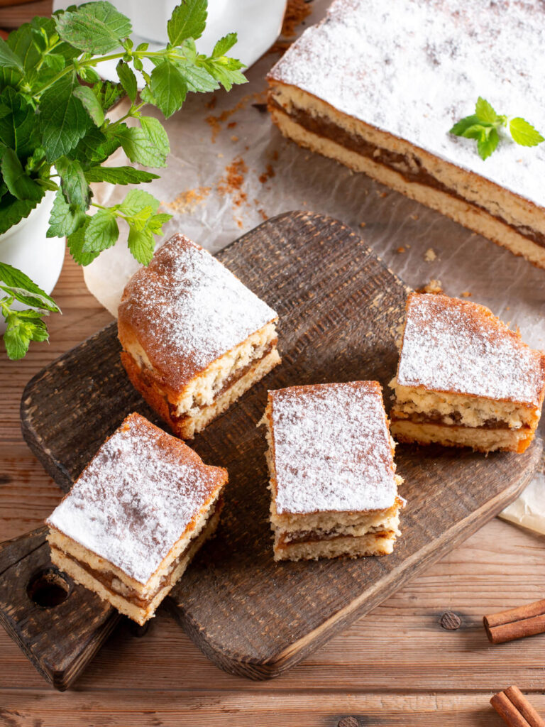 Apfel-Biskuitkuchen Stücke mit Puderzucker