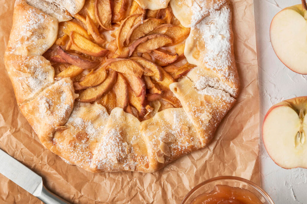 Rustikale Apfel-Galette ganz mit Puderzucker