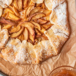 Rustikale Apfel-Galette ganz mit Puderzucker