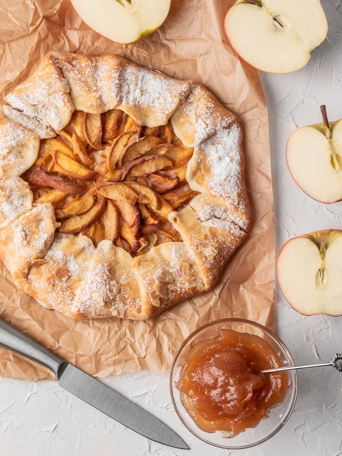 Rustikale Apfel-Galette mit karamellisierten Apfelspalten, Mandelblättchen und Puderzucker