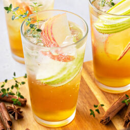 Apfel-Zimt-Spritzer mit Thymian – Herbstlicher Mocktail