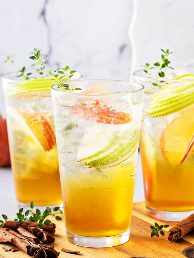 Apfel-Zimt-Spritzer mit Thymian – Herbstlicher Mocktail