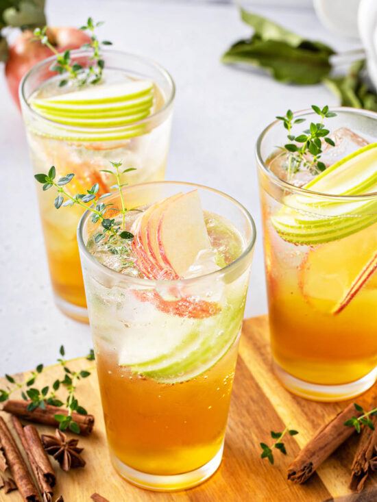 Apfel-Zimt-Spritzer mit Thymian – Herbstlicher Mocktail