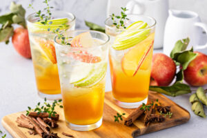 Apfel-Zimt-Spritzer mit Thymian – Herbstlicher Mocktail