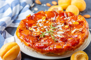 Aprikosen-Tarte-Tatin mit Mandeln – Gestürzter französischer Obstkuchen mit Butterkaramell