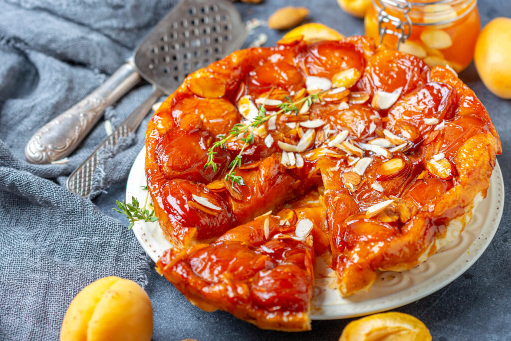 Aprikosen-Tarte-Tatin mit Mandeln – Gestürzter französischer Obstkuchen mit Butterkaramell