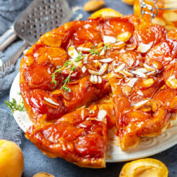Aprikosen-Tarte-Tatin mit Mandeln – Gestürzter französischer Obstkuchen mit Butterkaramell
