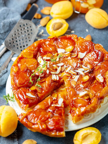 Aprikosen-Tarte-Tatin mit Mandeln – Gestürzter französischer Obstkuchen mit Butterkaramell