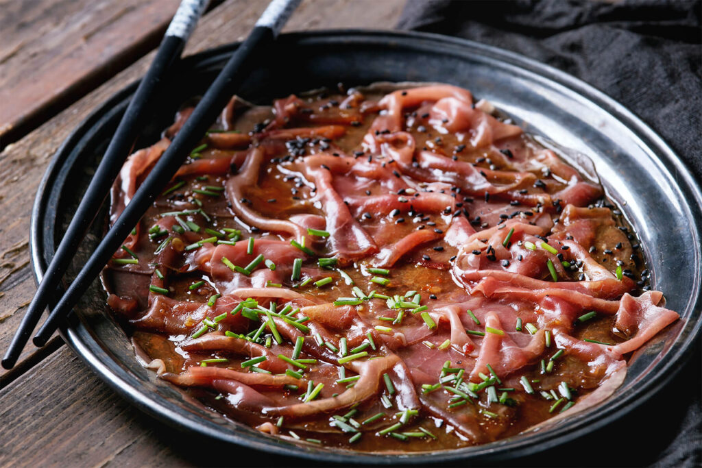Asiatisches Carpaccio mit Ponzu und Sesam