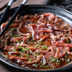 Asiatisches Carpaccio mit Ponzu und Sesam