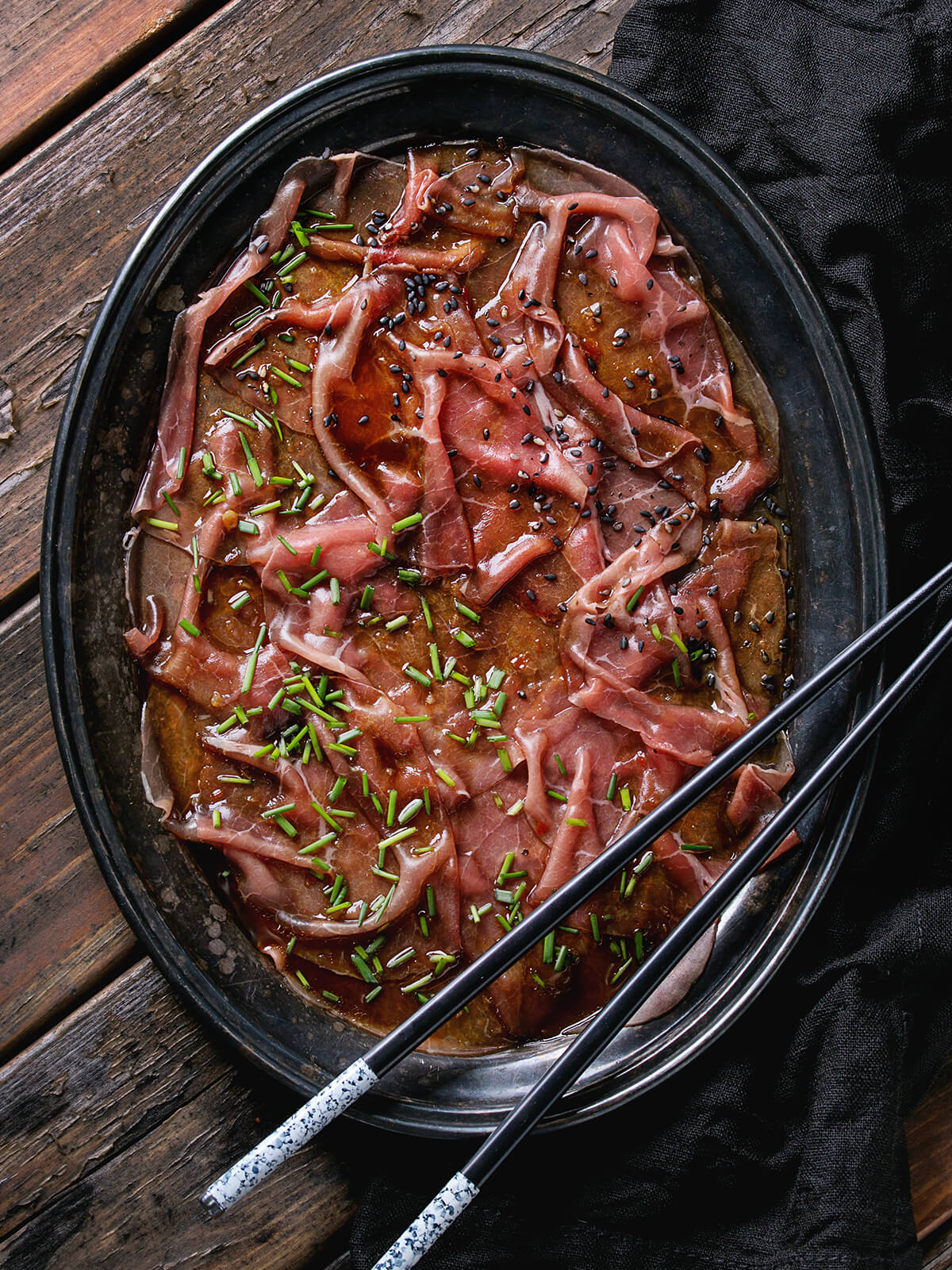 Asiatisches Carpaccio mit Ponzu, Sesam und mariniertem Rinderfilet nach Tataki-Art
