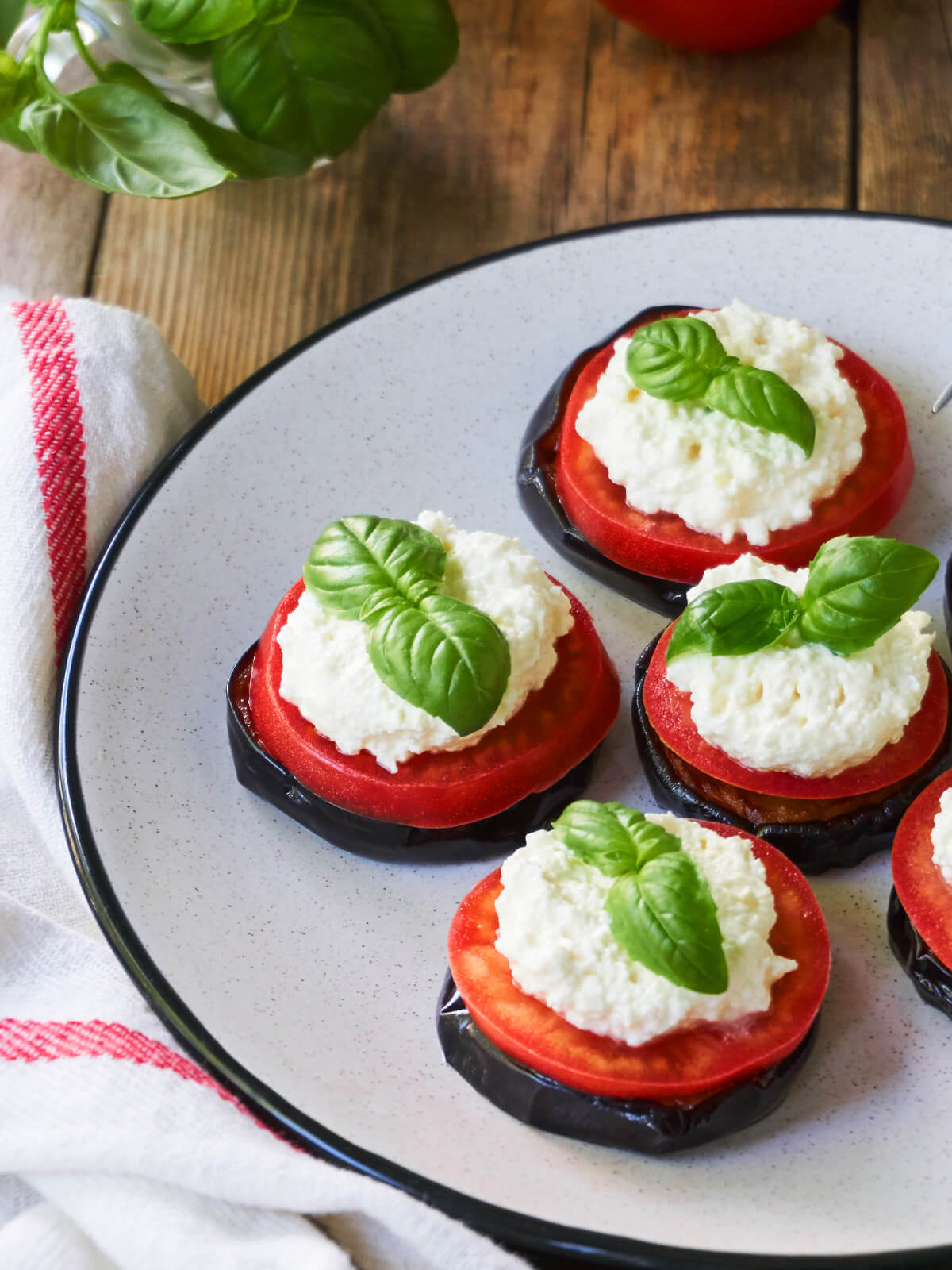 Gebratene Auberginen mit Tomate und Frischkäse