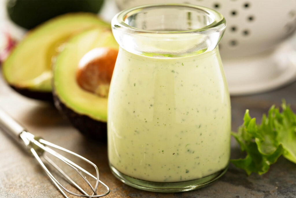 Avocado-Ranch-Dressing – Cremiges Salatdressing mit Buttermilch, frischen Kräutern und Limette