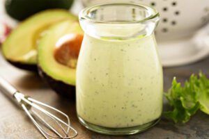 Avocado-Ranch-Dressing – Cremiges Salatdressing mit Buttermilch, frischen Kräutern und Limette