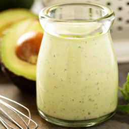 Avocado-Ranch-Dressing – Cremiges Salatdressing mit Buttermilch, frischen Kräutern und Limette