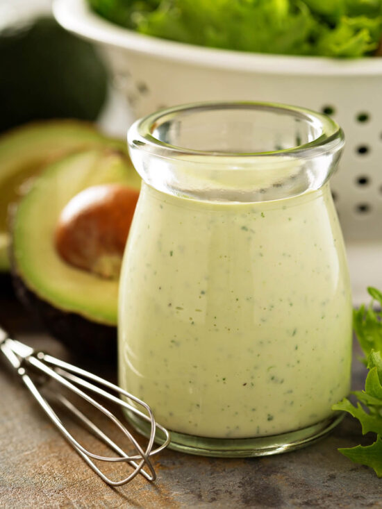 Avocado-Ranch-Dressing – Cremiges Salatdressing mit Buttermilch, frischen Kräutern und Limette