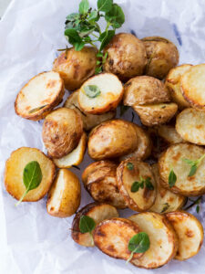 Geröstete Babykartoffeln Rezept mit frischem grünem Basilikum-Pesto
